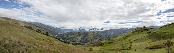 Pico de montanha coberto de neve na Cordilheira Blanca, Peru — Fotografia de Stock
