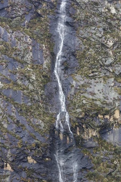 Llanganuco see und wasserfall in der cordillera blanca, peru — Stockfoto