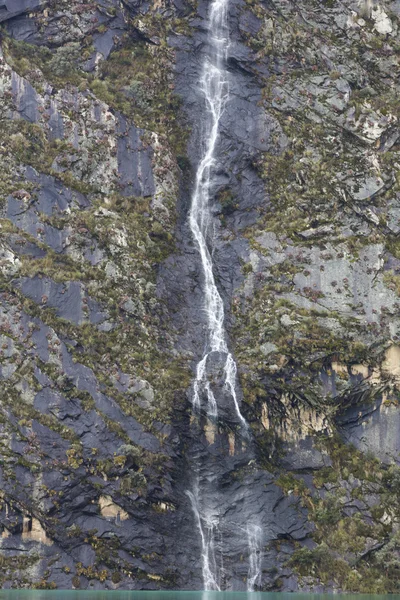 Llanganuco lake en waterval in de Cordillera Blanca, Peru — Stockfoto