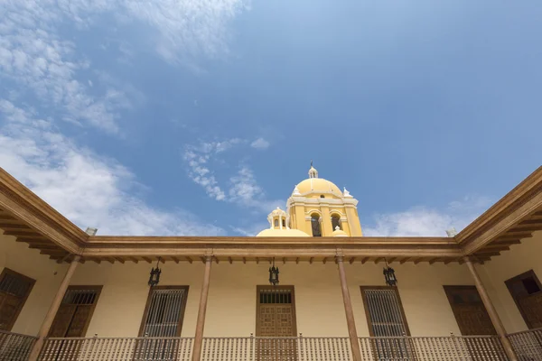Arquitetura colonial e igreja em Trujillo — Fotografia de Stock