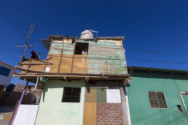 Παραθεριστικές κατοικίες με κρεμασμένα ρούχα Mancora, Περού — Φωτογραφία Αρχείου