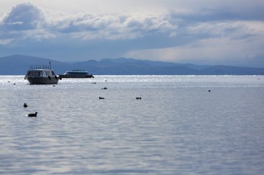 Copacabana, Boliv içinde Titikaka Gölü üzerinde turist tekneler demirli