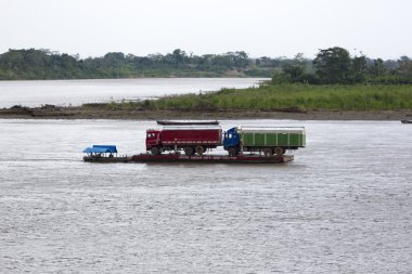 Rurrenabaque, Bolivya bir motorlu tekne tarafından çekti bir mavna üzerinde kamyon