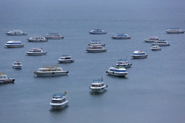 Barche turistiche ancorate sul Lago Titicaca a Copacabana, Boliv — Foto Stock