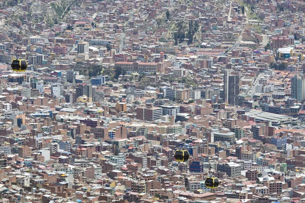 Вид с воздуха на Ла-Пас в Боливии с многочисленными жилыми и офисными зданиями — стоковое фото