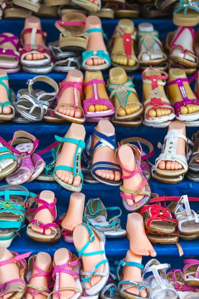 Verschiedene farbige Damensommerschuhe aus China, Bolivien — Stockfoto