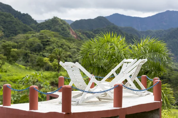 Piscina com montanhas tropicais de Rurrenabaque — Fotografia de Stock