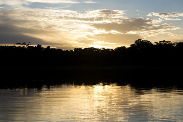 Puesta de sol en un lago en Serere Reserve Madidi. Bolivia —  Fotos de Stock