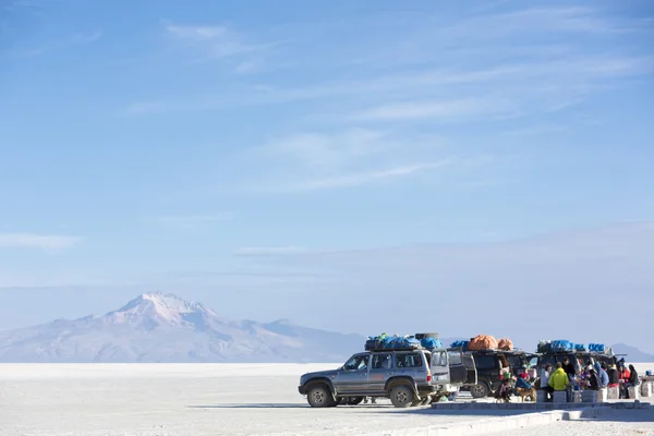 Groep van toeristen en 4 x 4 auto's op de Isla Incahuasi in de Sala — Stockfoto