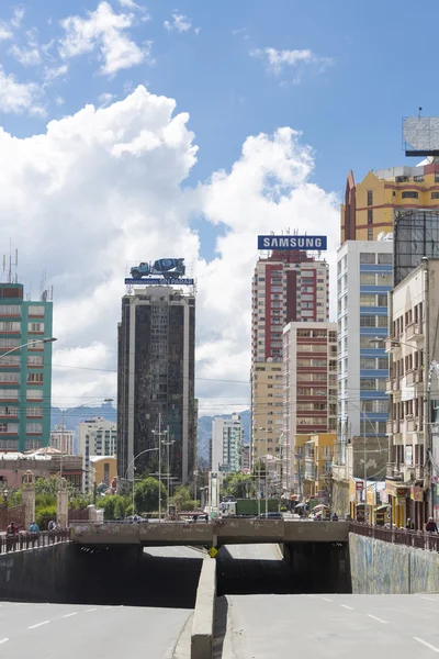 Renkli binalarda modern: La Paz, Bolivya, Güney Amerika — Stok fotoğraf