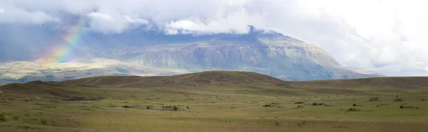 在中大萨瓦纳范围内罗赖马山与云的彩虹。委内瑞拉 — 图库照片
