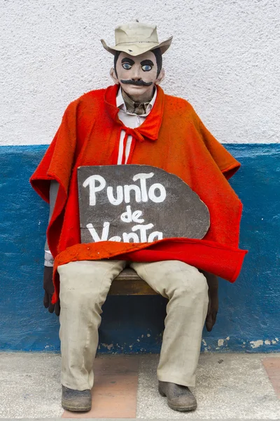 Fazendeiro falso sentado na cadeira na frente da parede do vintage em Venezue — Fotografia de Stock