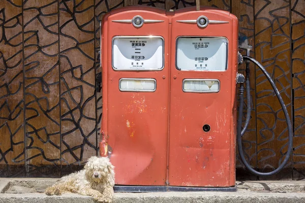 Retro yakıt pompası vintage benzin istasyonunda birlikte, Venezuela — Stok fotoğraf