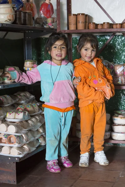 Portret van twee jonge Venezolaanse zusters — Stockfoto