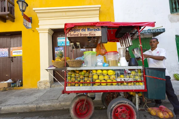 Colombiano uomo che vende succo di frutta nella strada di Cartagena, Co — Foto Stock