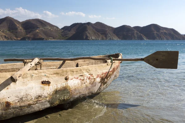 Antiguo barco pesquero de madera en la playa de Taganga —  Fotos de Stock