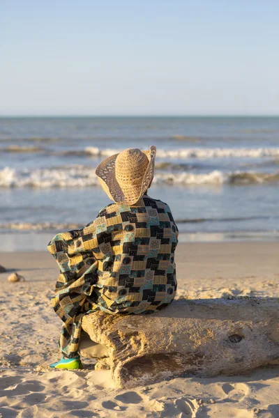Adam oturmuş ve Kolombiya okyanusa bakarak şapka ile — Stok fotoğraf