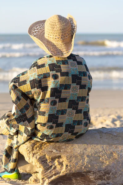 Man with hat sitting and looking at the ocean in Colombia — Stock Photo, Image