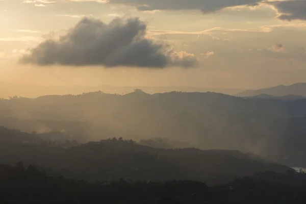 Zachód słońca i góry w Guatape w cali, Kolumbia — Zdjęcie stockowe