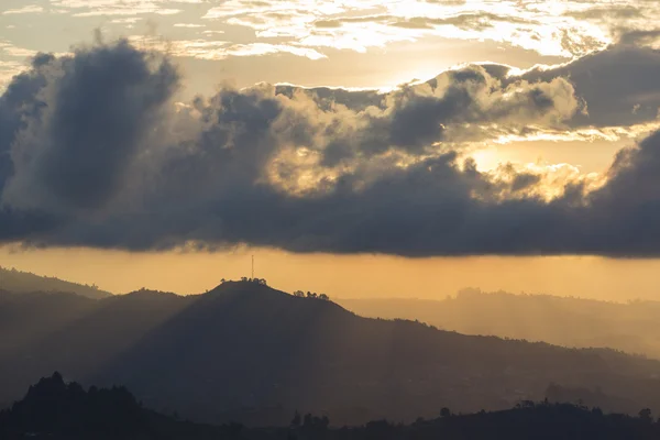 Matahari terbenam dan pegunungan di Guatape di Antioquia, Kolombia — Stok Foto