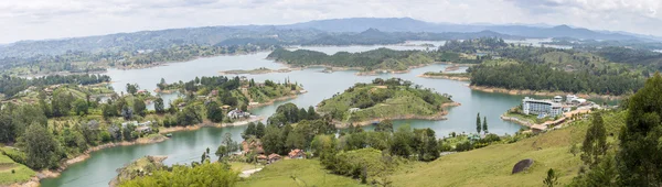 Hotel, jezer a ostrovů v Guatape v Antioquia, Kolumbie — Stock fotografie
