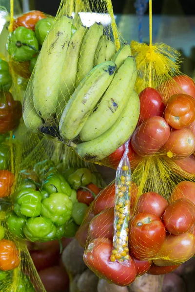 Frutos frescos coloridos à venda no mercado de frutas, Brasil — Fotografia de Stock