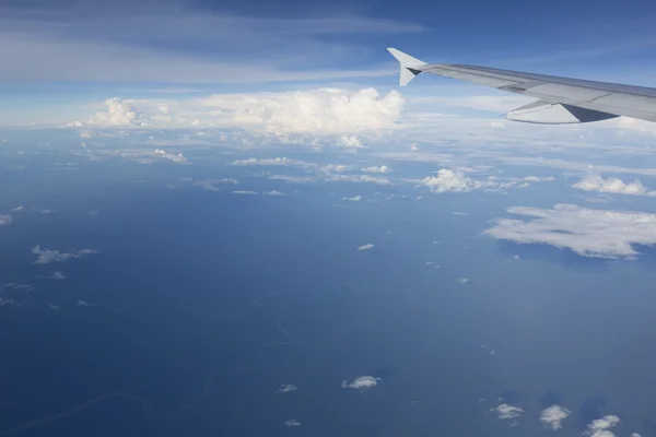 Weergave van jet vliegtuig vleugel met wolken over de toestand van Amazonas, Colo — Stockfoto