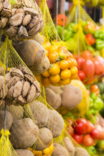 Цветные свежие фрукты в продаже на рынке фруктов, Бразилия — стоковое фото