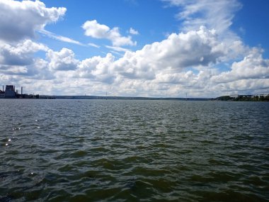 Şehir göletinin yüzeyi