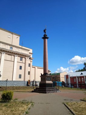 Şehrin göletinin üstünde