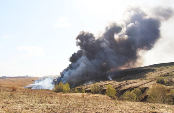 Erupción, daño - ardor y ardor, humo y fuego — Foto de Stock