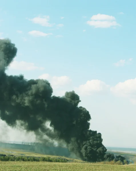 Humo y un gran fuego, la contaminación de la naturaleza - fot conflagración — Foto de Stock