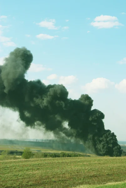 Humo y un gran fuego, la contaminación de la naturaleza - fot conflagración — Foto de Stock
