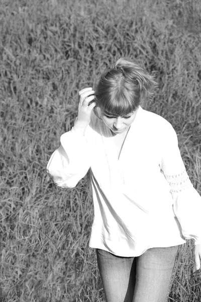 kadın beyaz bir bluz