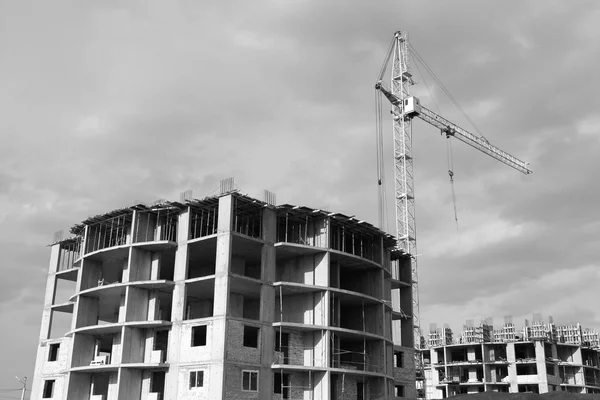 Edificio de apartamentos en una obra de construcción — Foto de Stock
