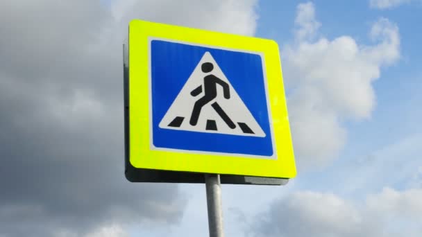 Panneau de signalisation Signalisation routière - Passage pour piétons, vidéo de jour 