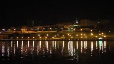 yansıma suda, gece şehir - pier - video görüntüleri