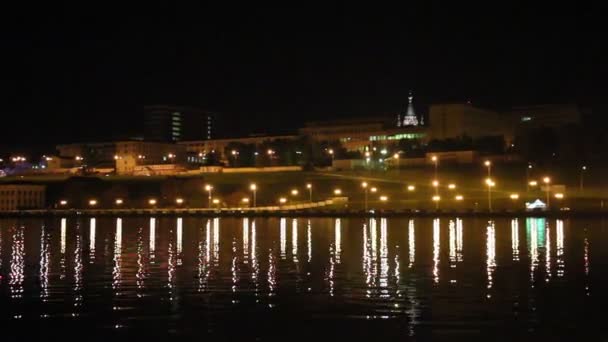 Reflexión en el agua, la ciudad nocturna - el muelle - material de vídeo — Vídeo de stock