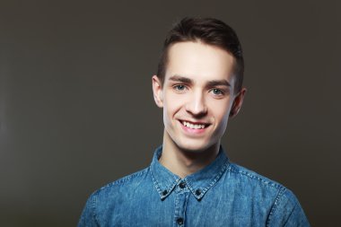 genç adam yüzü gülüyor 