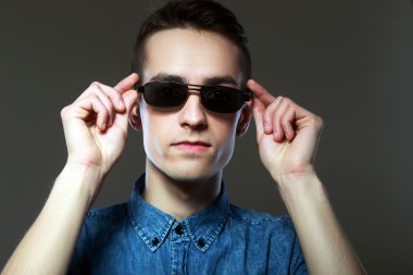 Şık moda genç adam