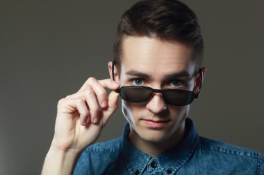 Şık moda genç adam