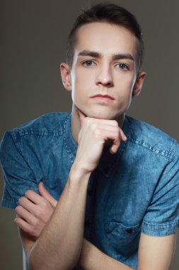 genç erkek model poz