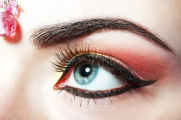 Oog met kleurrijke make-up — Stockfoto