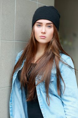 üzgün genç kadın