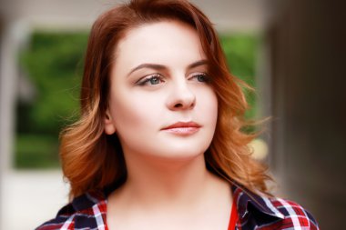 açık havada orta yaş kadın