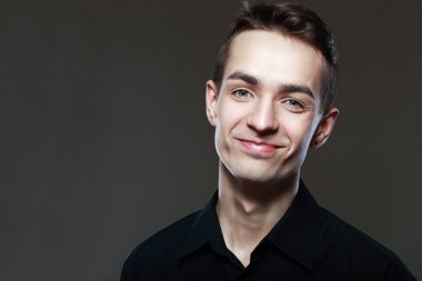 Mutlu genç adam.  