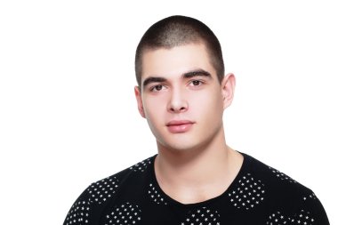 Yakışıklı genç adam.