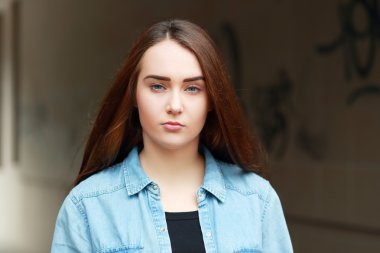 güzel ciddi bir yüz