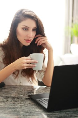  Evden çalışan kadın.