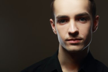 Kendine güvenen adam düşünme